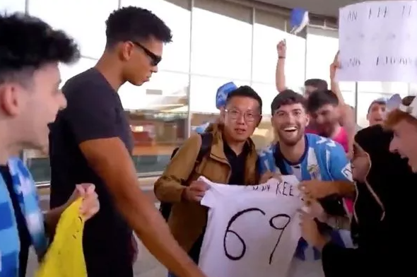 Suporterii unei echipe din Spania, show pe aeroport: au primit doi necunoscuți ca și cum ar fi transferuri de milioane_9