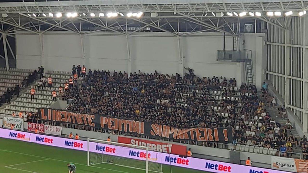 Protestul galeriilor în startul meciului Dinamo - Petrolul. Motivul și mesajele afișate pe arena Arcul de Triumf_1