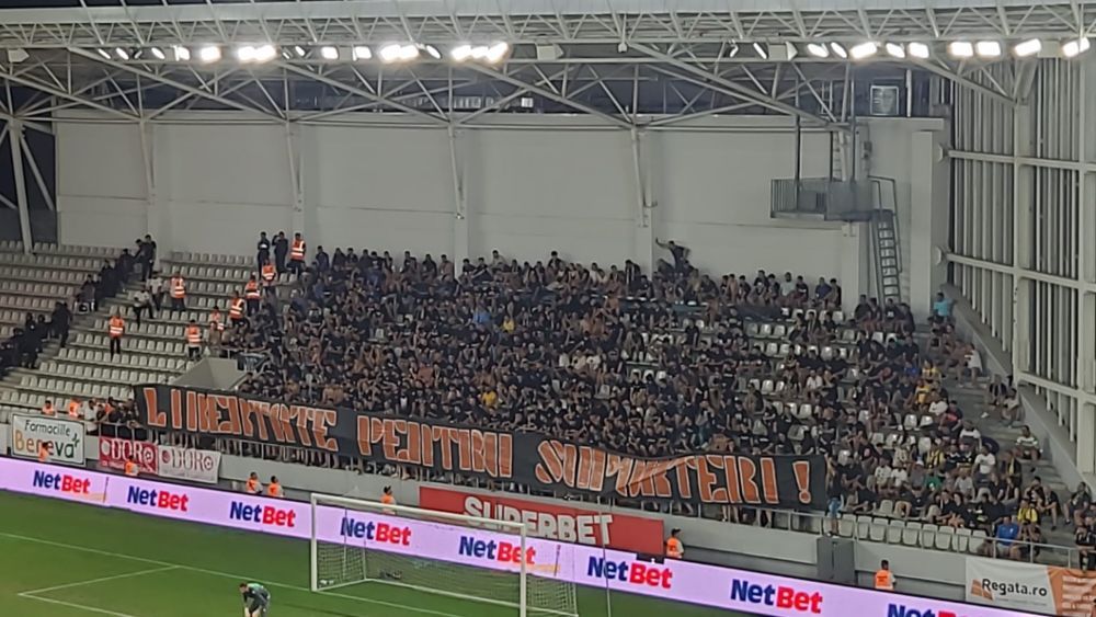 Protestul galeriilor în startul meciului Dinamo - Petrolul. Motivul și mesajele afișate pe arena Arcul de Triumf_1