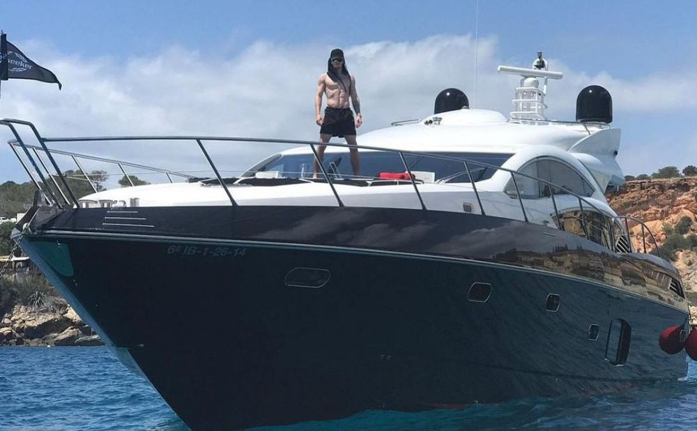 Fotbalist celebru... caut babysitter pentru crocodil! Un fost jucător de la Liverpool, anunț la mica publicitate pentru animalul de companie. Salariul oferit