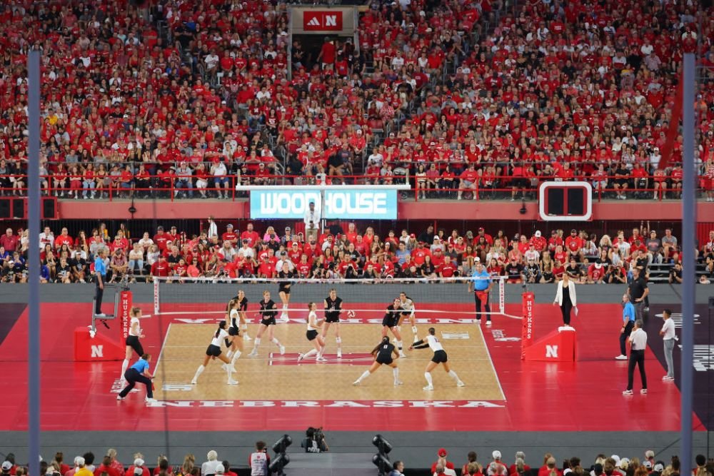 A fost doborât recordul de audiență la un eveniment sportiv feminin. 92.003 au fost prezenți la un meci de volei: imagini spectaculoase_6