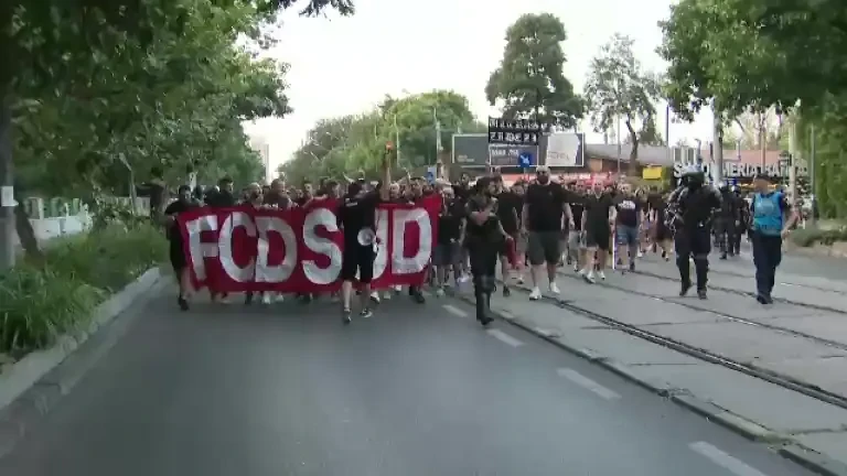 Suporterii dinamoviști merg spre stadion