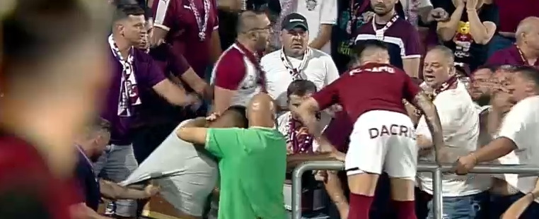Bătaie în tribune la Rapid - Dinamo: Săpunaru a sărit să îi despartă pe suporteri_5