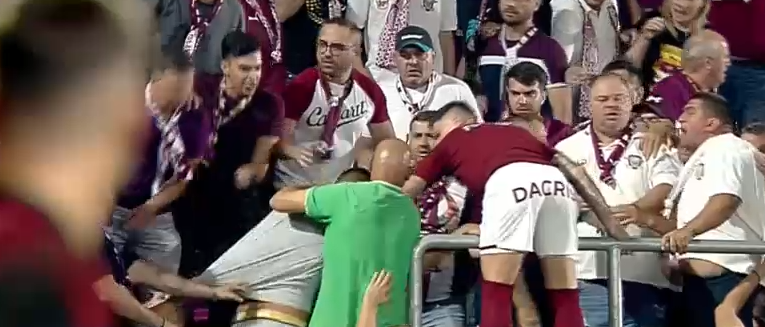 Bătaie în tribune la Rapid - Dinamo: Săpunaru a sărit să îi despartă pe suporteri_6