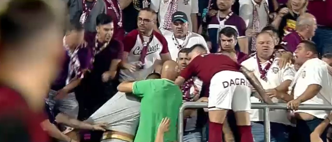 Bătaie în tribune la Rapid - Dinamo: Săpunaru a sărit să îi despartă pe suporteri_6