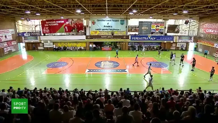 CSM Focșani - Dinamo | Start echilibrat de meci! Primul gol a fost marcat de portarul „dulăilor”