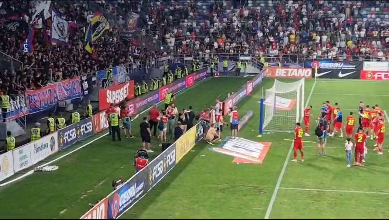 Bucurie fără margini, după victoria din Ghencea! Jucătorii FCSB s-au bucurat alături de fani la finalul partidei_13