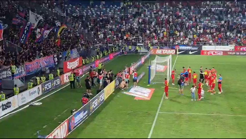 Bucurie fără margini, după victoria din Ghencea! Jucătorii FCSB s-au bucurat alături de fani la finalul partidei_15