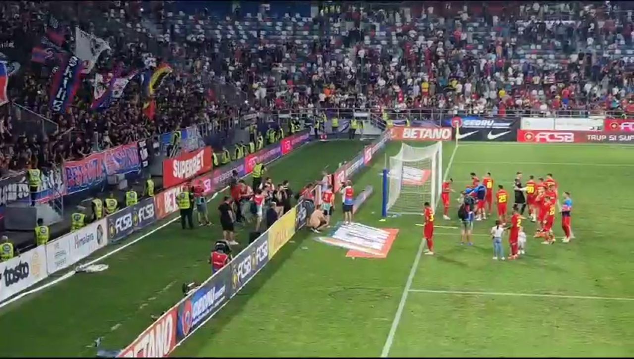 Bucurie fără margini, după victoria din Ghencea! Jucătorii FCSB s-au bucurat alături de fani la finalul partidei_15