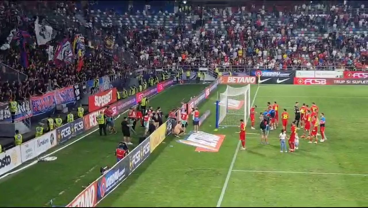 Bucurie fără margini, după victoria din Ghencea! Jucătorii FCSB s-au bucurat alături de fani la finalul partidei_16