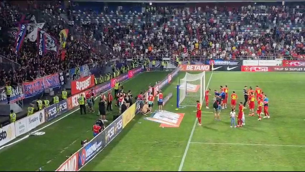 Bucurie fără margini, după victoria din Ghencea! Jucătorii FCSB s-au bucurat alături de fani la finalul partidei_17