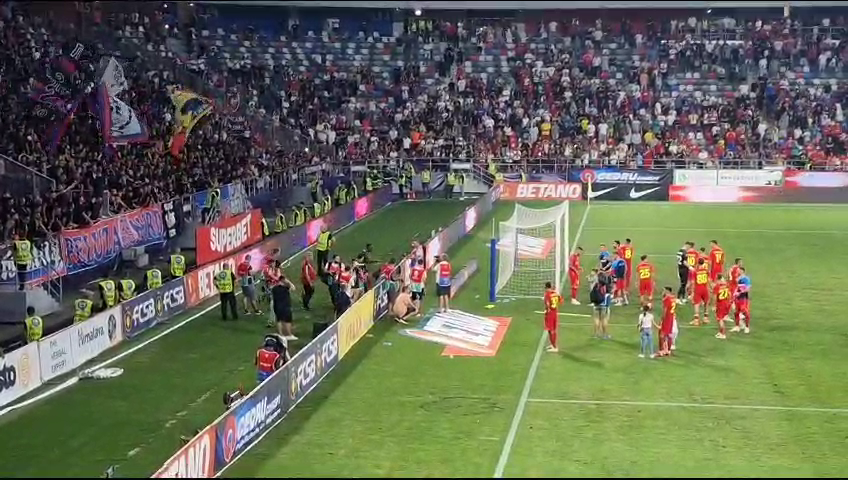 Bucurie fără margini, după victoria din Ghencea! Jucătorii FCSB s-au bucurat alături de fani la finalul partidei_18