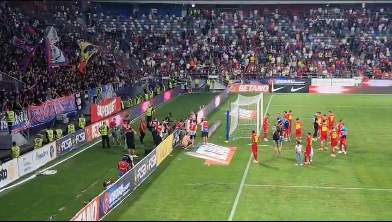 Bucurie fără margini, după victoria din Ghencea! Jucătorii FCSB s-au bucurat alături de fani la finalul partidei_18