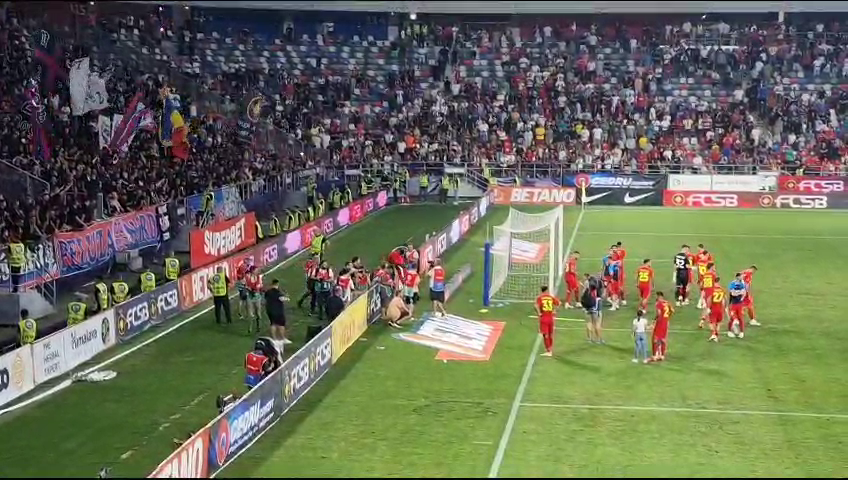 Bucurie fără margini, după victoria din Ghencea! Jucătorii FCSB s-au bucurat alături de fani la finalul partidei_19