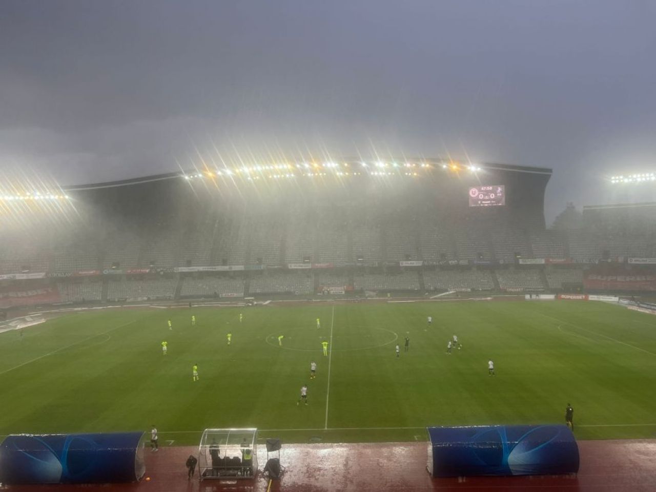 S-a rupt cerul la Cluj! Condiții atmosferice extreme la meciul dintre