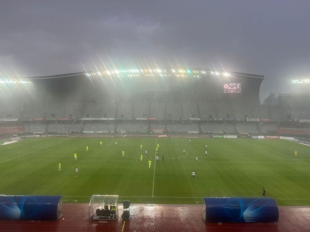S-a rupt cerul la Cluj! Condiții atmosferice extreme la meciul dintre 
