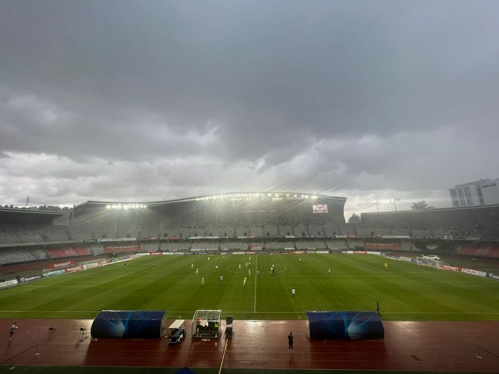 S-a rupt cerul la Cluj! Condiții atmosferice extreme la meciul dintre 