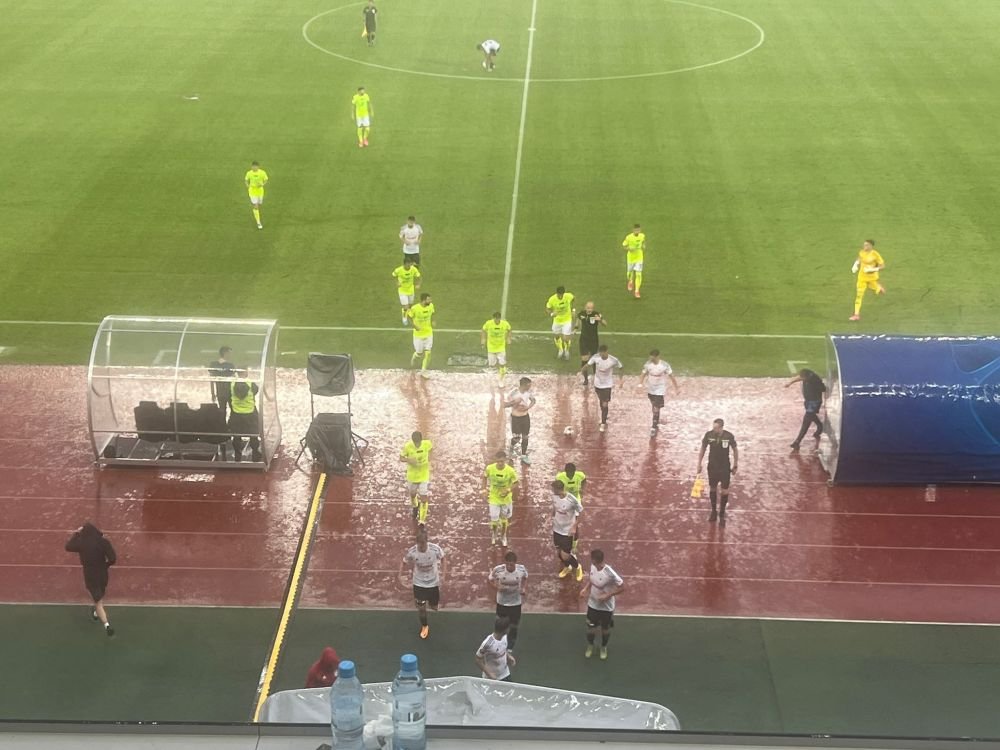 S-a rupt cerul la Cluj! Condiții atmosferice extreme la meciul dintre 
