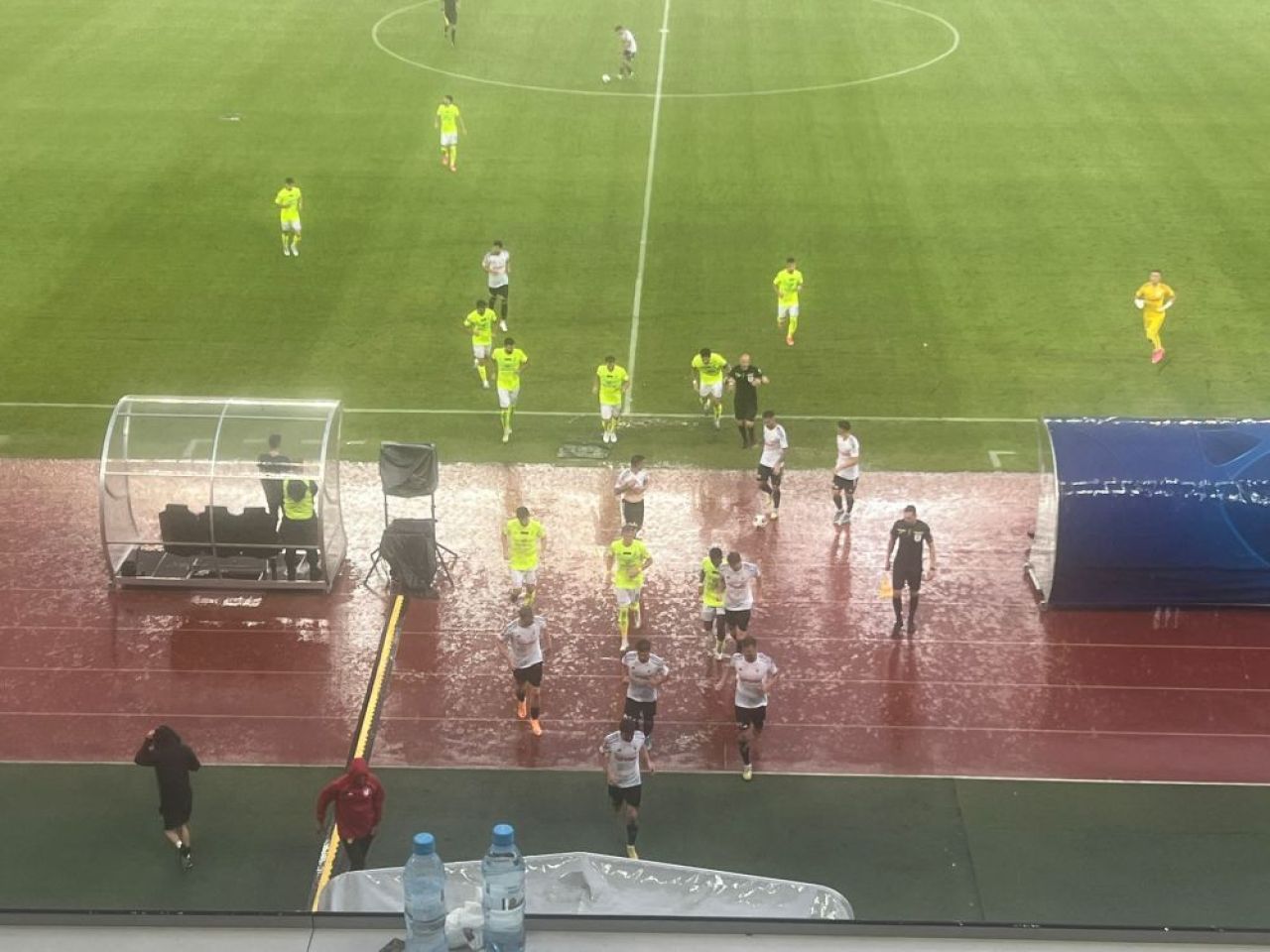 S-a rupt cerul la Cluj! Condiții atmosferice extreme la meciul dintre