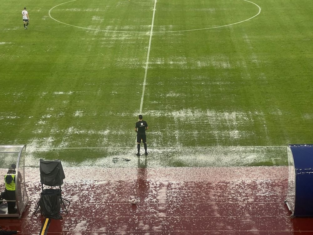 S-a rupt cerul la Cluj! Condiții atmosferice extreme la meciul dintre 