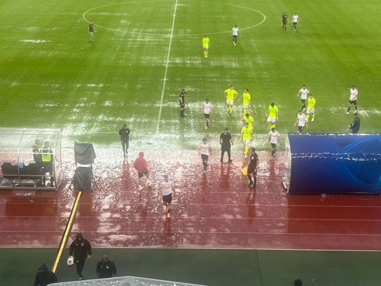 S-a rupt cerul la Cluj! Condiții atmosferice extreme la meciul dintre