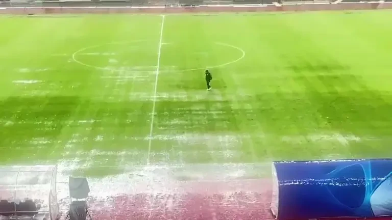 S-a rupt cerul la Cluj! Condiții atmosferice extreme la meciul dintre U și Poli Iași