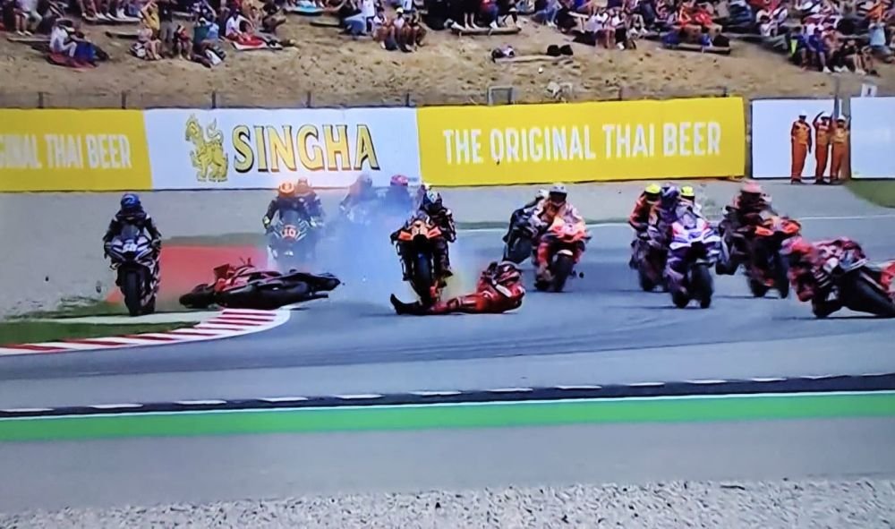 Cursa MotoGP din Barcelona, oprită din cauza unui accident teribil. Campionul mondial a fost călcat de un adversar