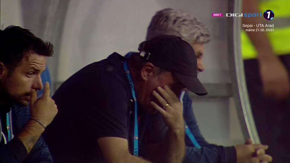 Imaginile neputinței! Cum a fost surprins Gică Hagi după golul al doilea marcat de FCU Craiova, pe final de repriză_6