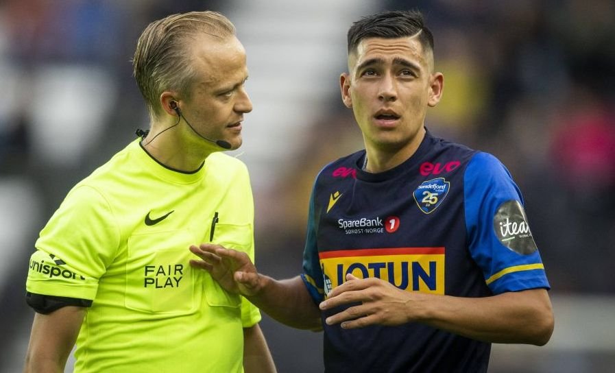 Imagini caraghioase cu cea mai lungă tragere de tricou din fotbal, &icirc;n meciul de primă ligă din Europa &icirc;n care a &icirc;nscris Franklin Daddys Boy!&nbsp;