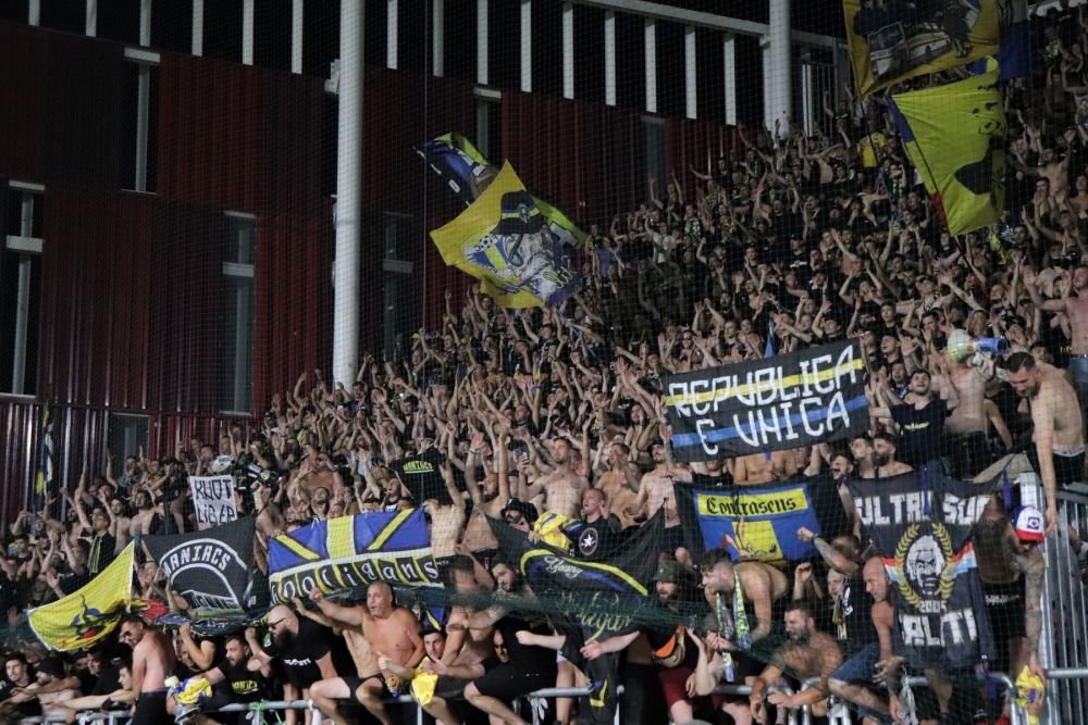 Câte-un pic, pic, pic, până n-o mai rămânea nimic. Politicienii au câștigat războiul cu peluzele din fotbal_4