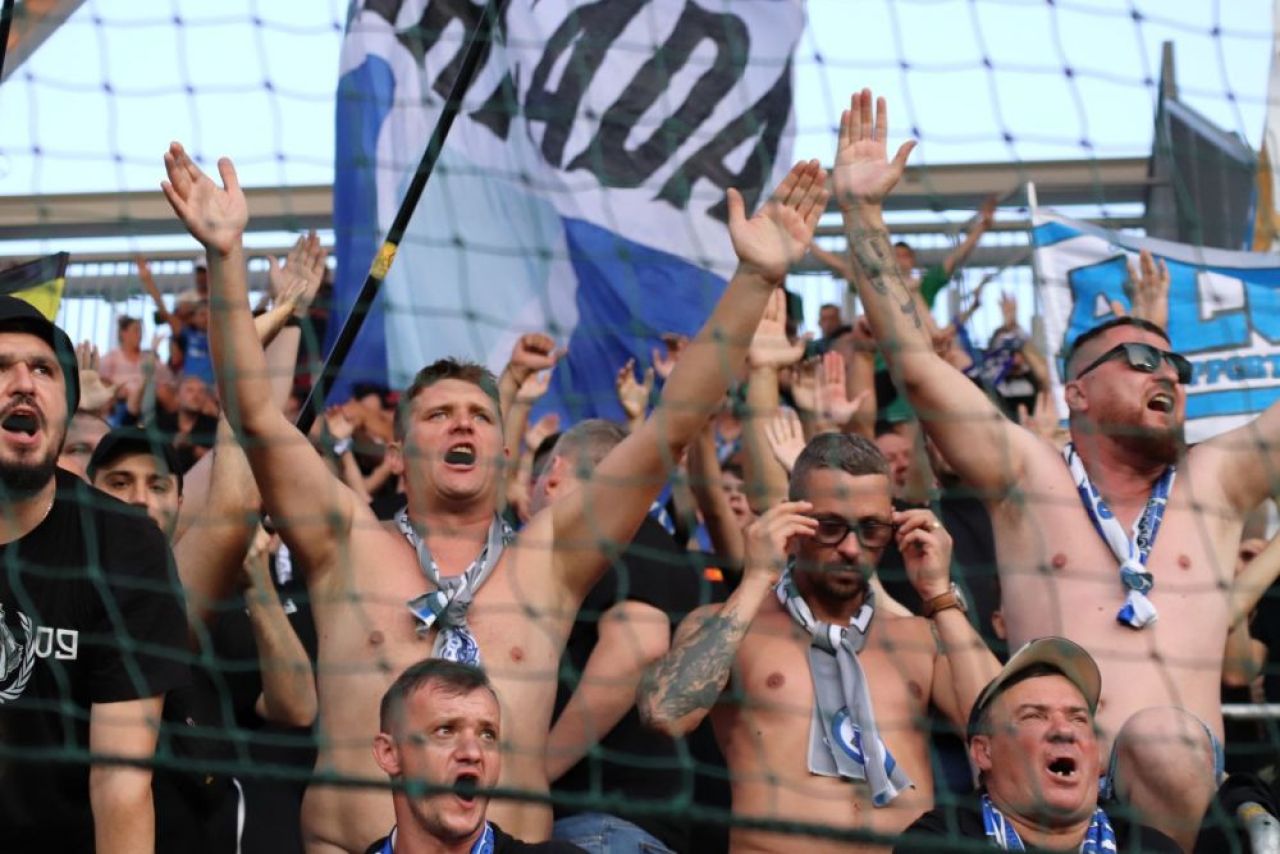 Câte-un pic, pic, pic, până n-o mai rămânea nimic. Politicienii au câștigat războiul cu peluzele din fotbal_8