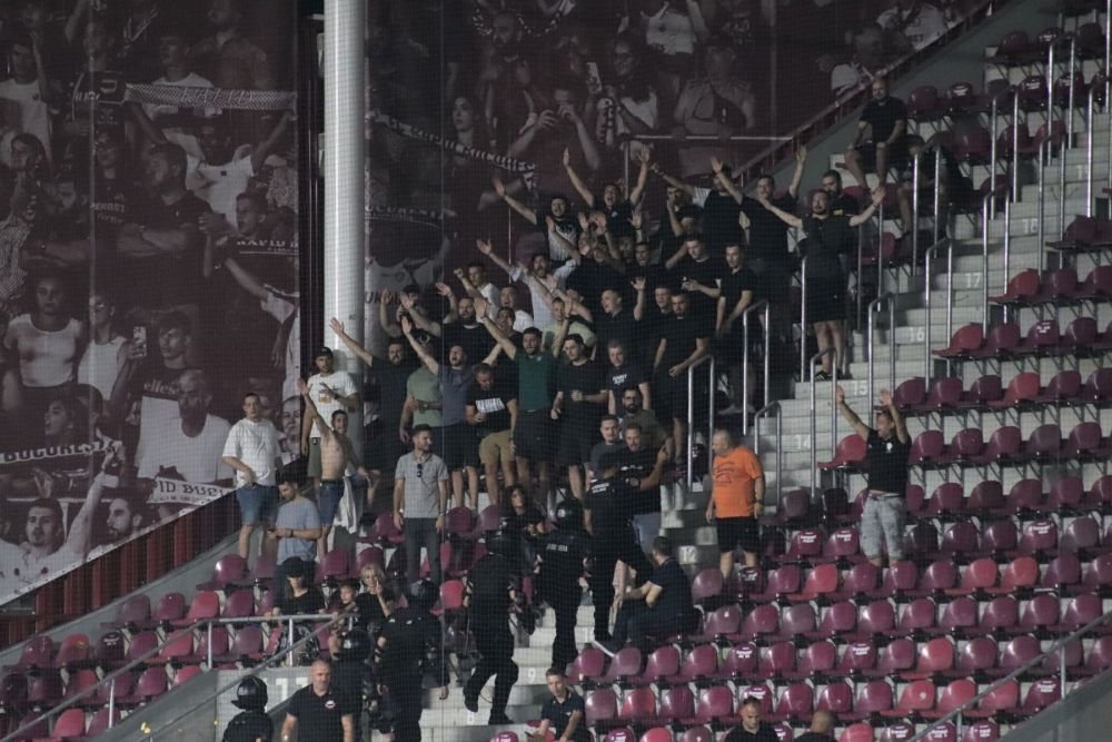 Câte-un pic, pic, pic, până n-o mai rămânea nimic. Politicienii au câștigat războiul cu peluzele din fotbal_9
