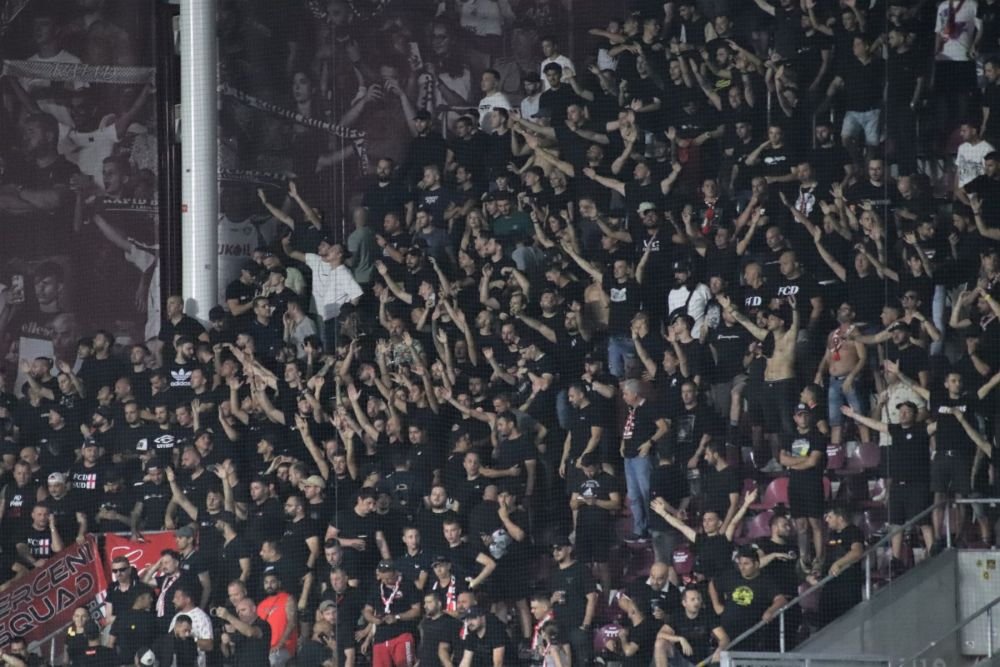 Câte-un pic, pic, pic, până n-o mai rămânea nimic. Politicienii au câștigat războiul cu peluzele din fotbal_10