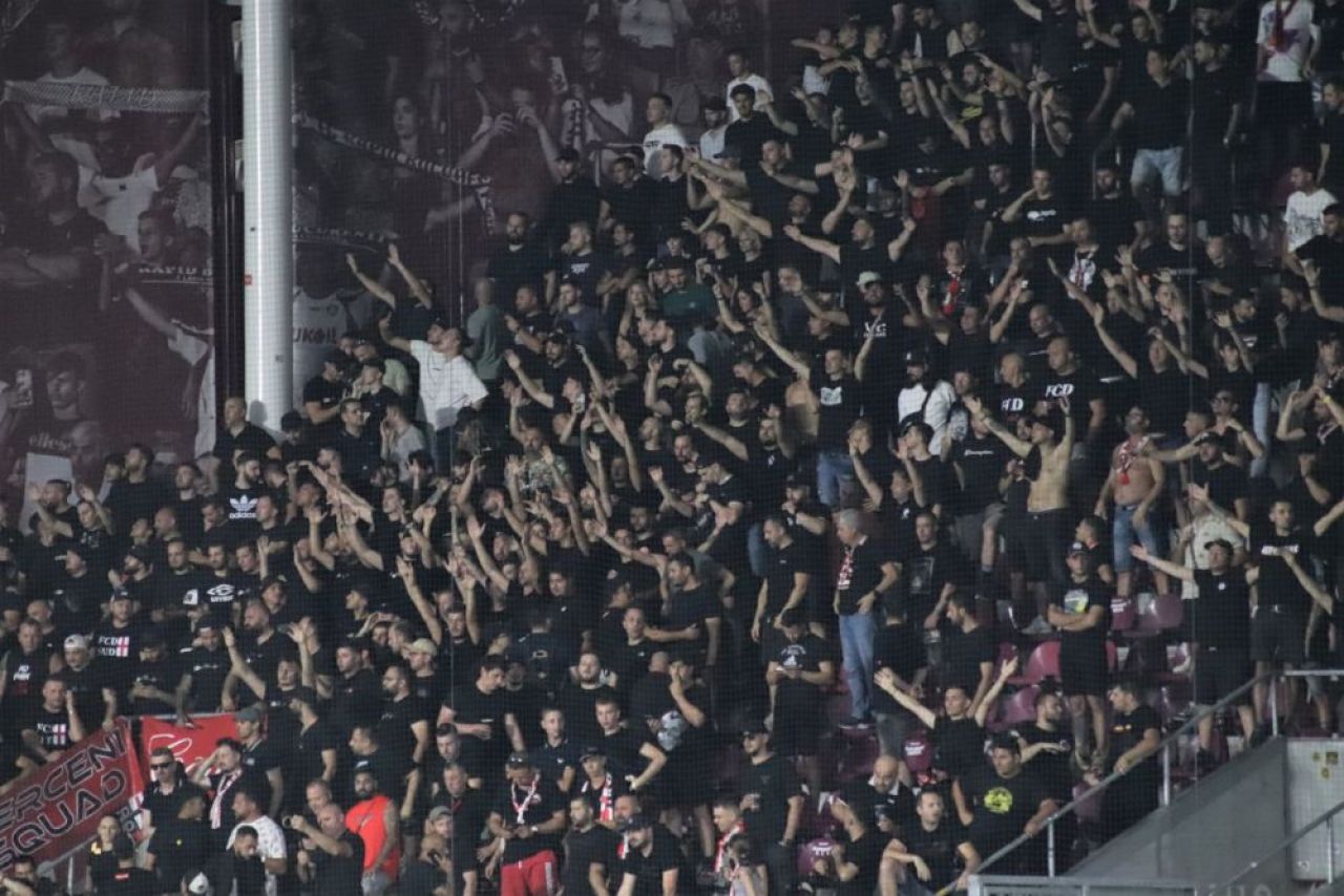 Câte-un pic, pic, pic, până n-o mai rămânea nimic. Politicienii au câștigat războiul cu peluzele din fotbal_10