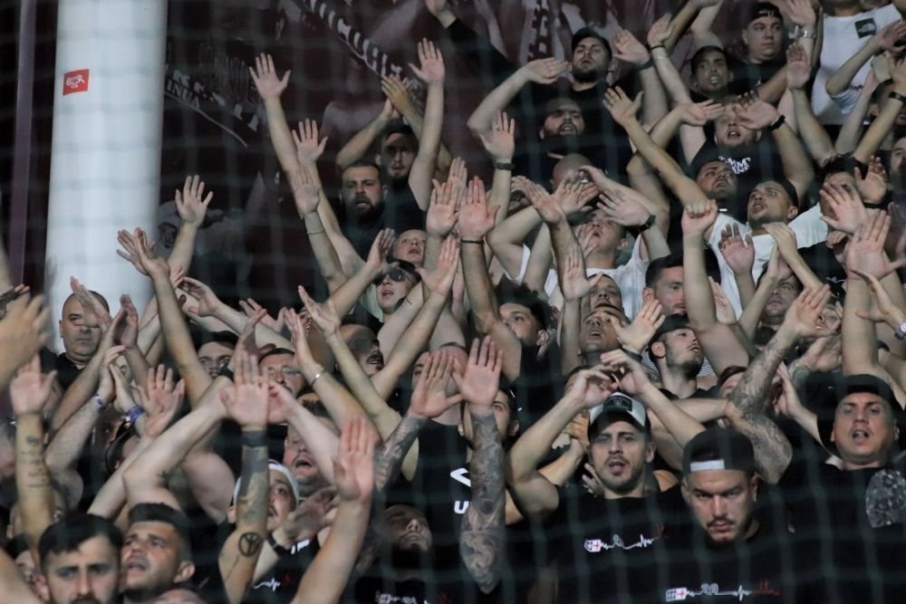 Câte-un pic, pic, pic, până n-o mai rămânea nimic. Politicienii au câștigat războiul cu peluzele din fotbal_11