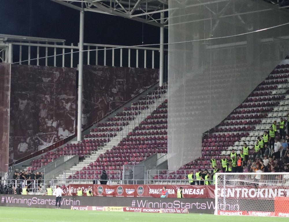 Câte-un pic, pic, pic, până n-o mai rămânea nimic. Politicienii au câștigat războiul cu peluzele din fotbal_12