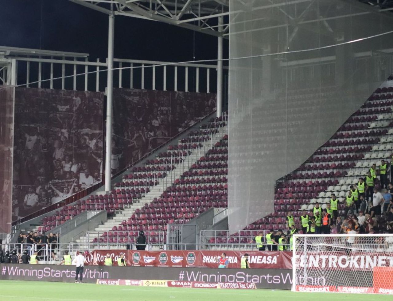 Câte-un pic, pic, pic, până n-o mai rămânea nimic. Politicienii au câștigat războiul cu peluzele din fotbal_12