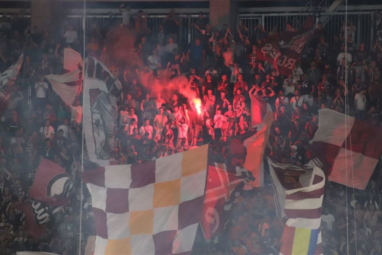 Câte-un pic, pic, pic, până n-o mai rămânea nimic. Politicienii au câștigat războiul cu peluzele din fotbal_14