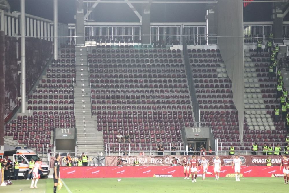 Câte-un pic, pic, pic, până n-o mai rămânea nimic. Politicienii au câștigat războiul cu peluzele din fotbal_15