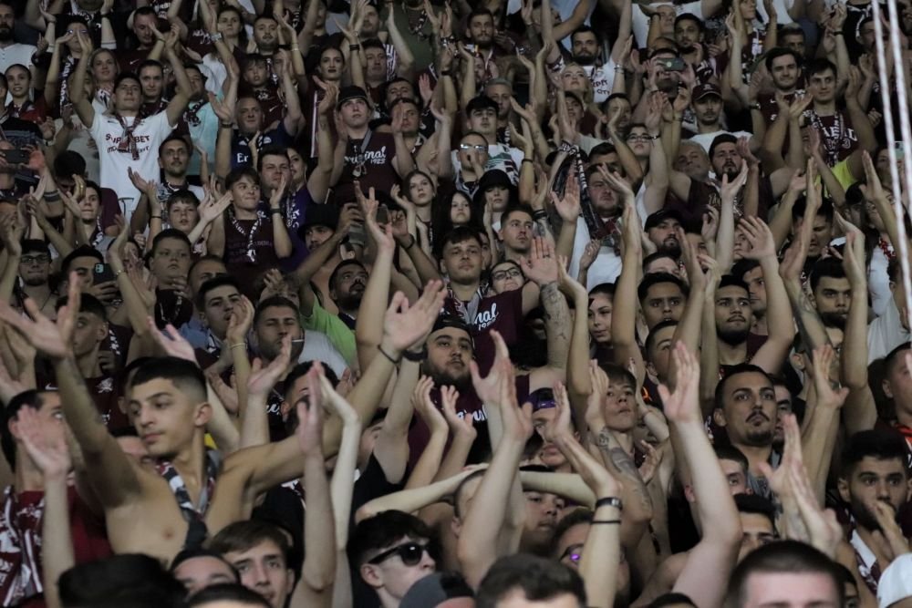 Câte-un pic, pic, pic, până n-o mai rămânea nimic. Politicienii au câștigat războiul cu peluzele din fotbal_16
