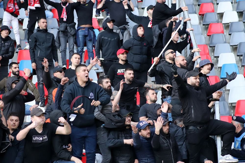 Câte-un pic, pic, pic, până n-o mai rămânea nimic. Politicienii au câștigat războiul cu peluzele din fotbal_17