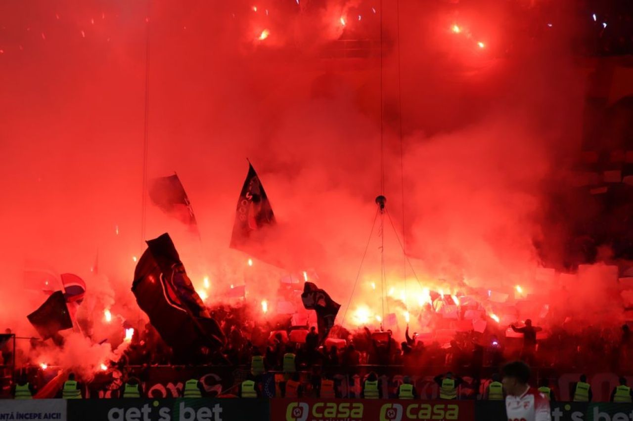 Câte-un pic, pic, pic, până n-o mai rămânea nimic. Politicienii au câștigat războiul cu peluzele din fotbal_19