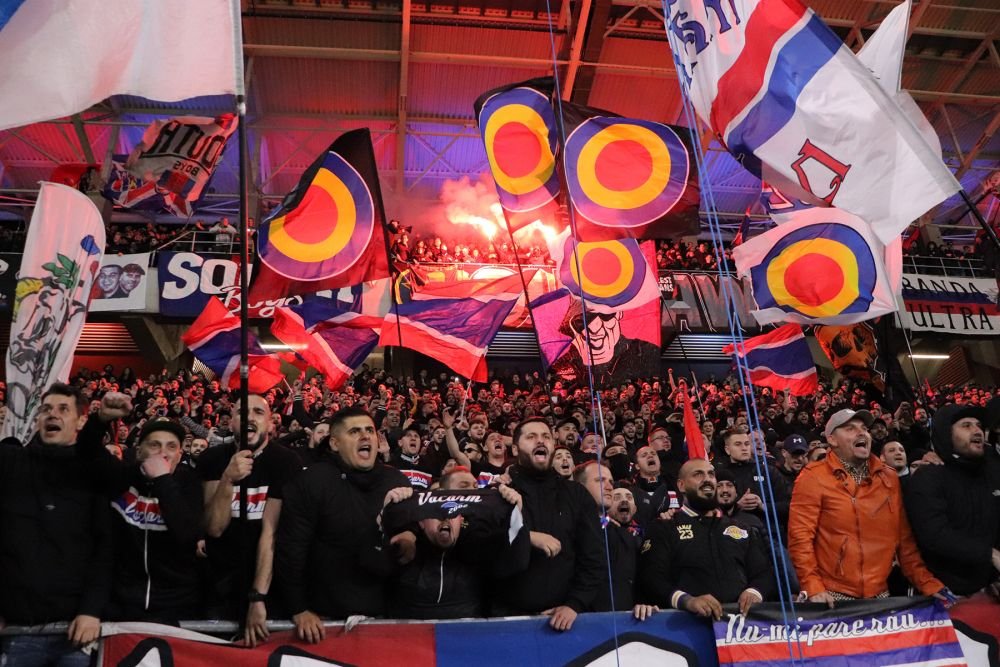 Câte-un pic, pic, pic, până n-o mai rămânea nimic. Politicienii au câștigat războiul cu peluzele din fotbal_20