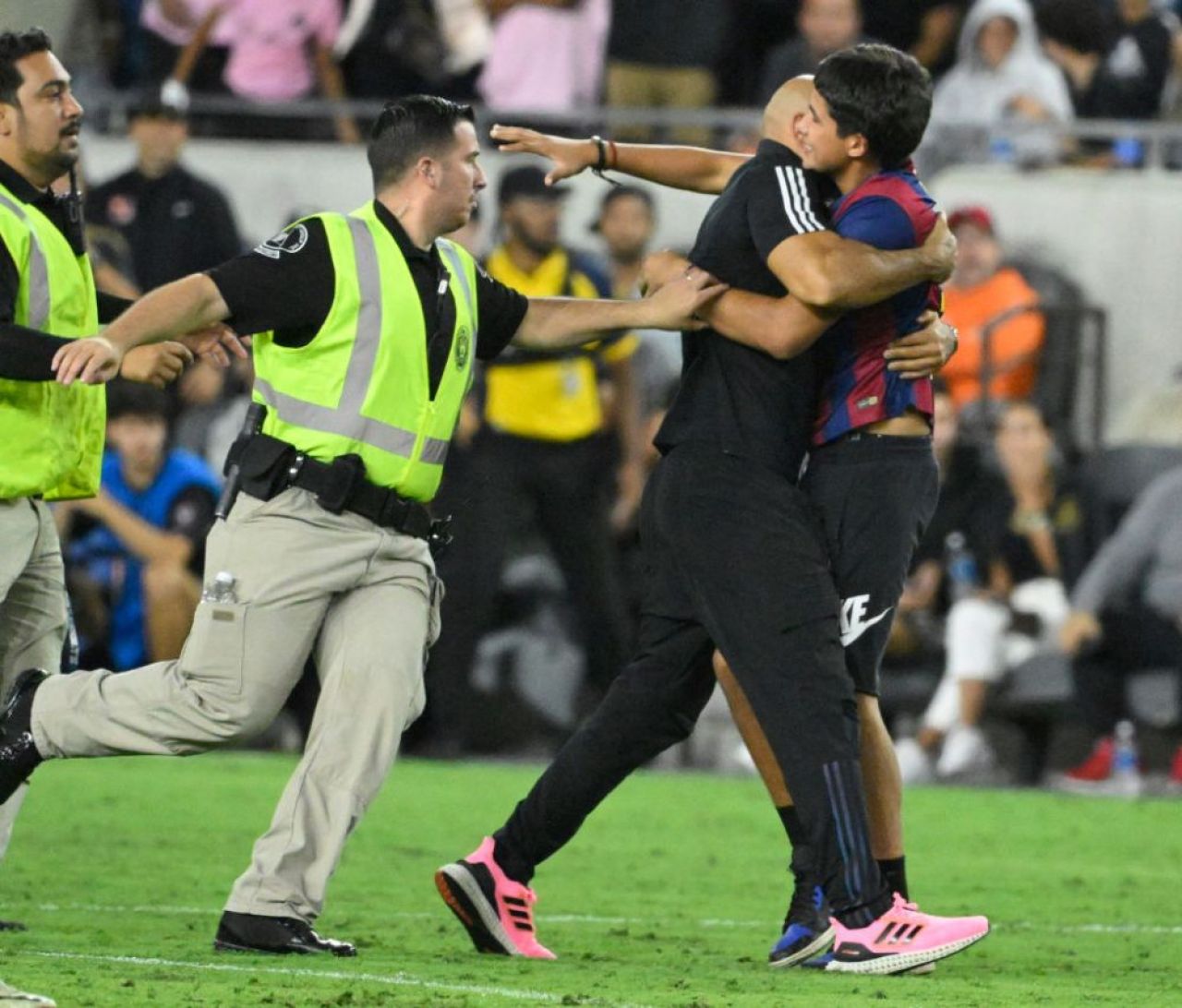 Scene incredibile la meciul lui Inter Miami. Un fan al lui Lionel Messi a intrat pe teren, iar bodyguard-ul său a acționat imediat _2