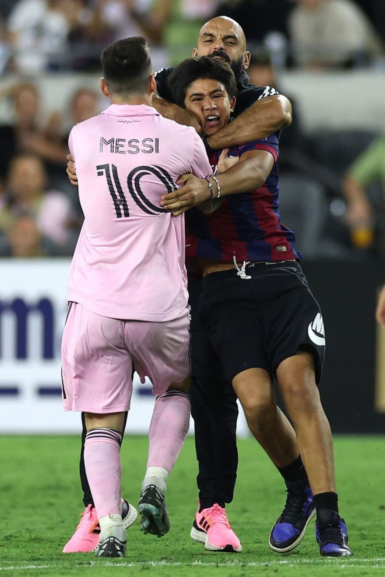 Scene incredibile la meciul lui Inter Miami. Un fan al lui Lionel Messi a intrat pe teren, iar bodyguard-ul său a acționat imediat _3