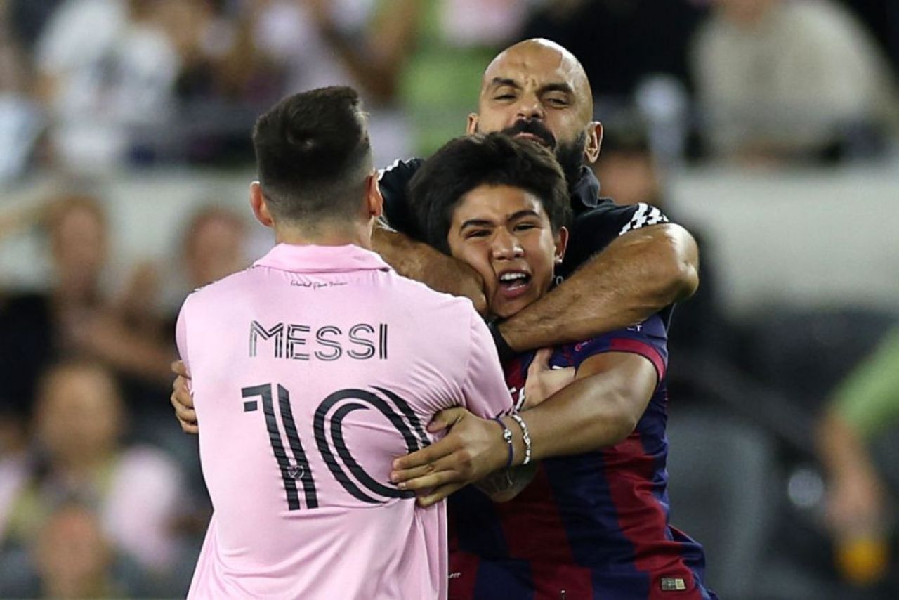 Scene incredibile la meciul lui Inter Miami. Un fan al lui Lionel Messi a intrat pe teren, iar bodyguard-ul său a acționat imediat _4