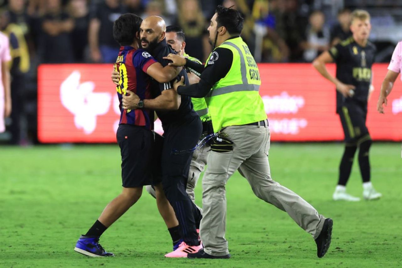 Scene incredibile la meciul lui Inter Miami. Un fan al lui Lionel Messi a intrat pe teren, iar bodyguard-ul său a acționat imediat _5