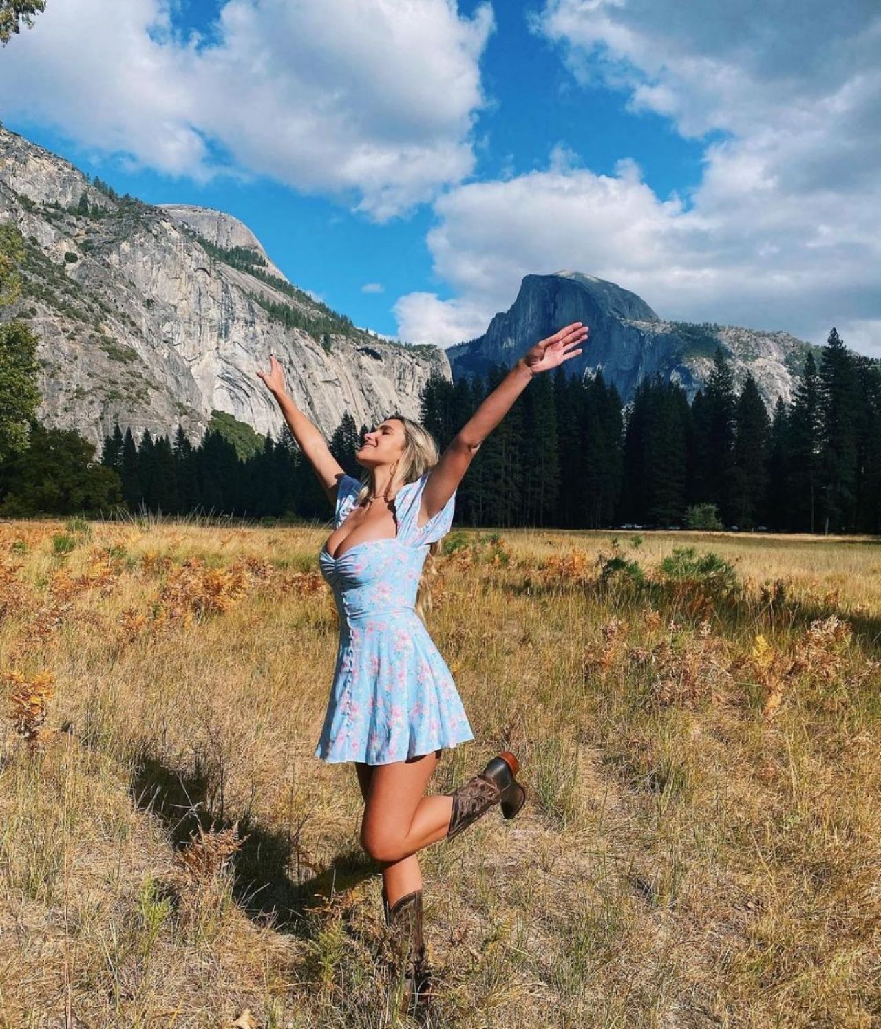 „Înapoi la rădăcini!” Cea mai sexy voleibalistă și-a înnebunit fanii în costumație cowgirl: „A opta minune a lumii!” _25