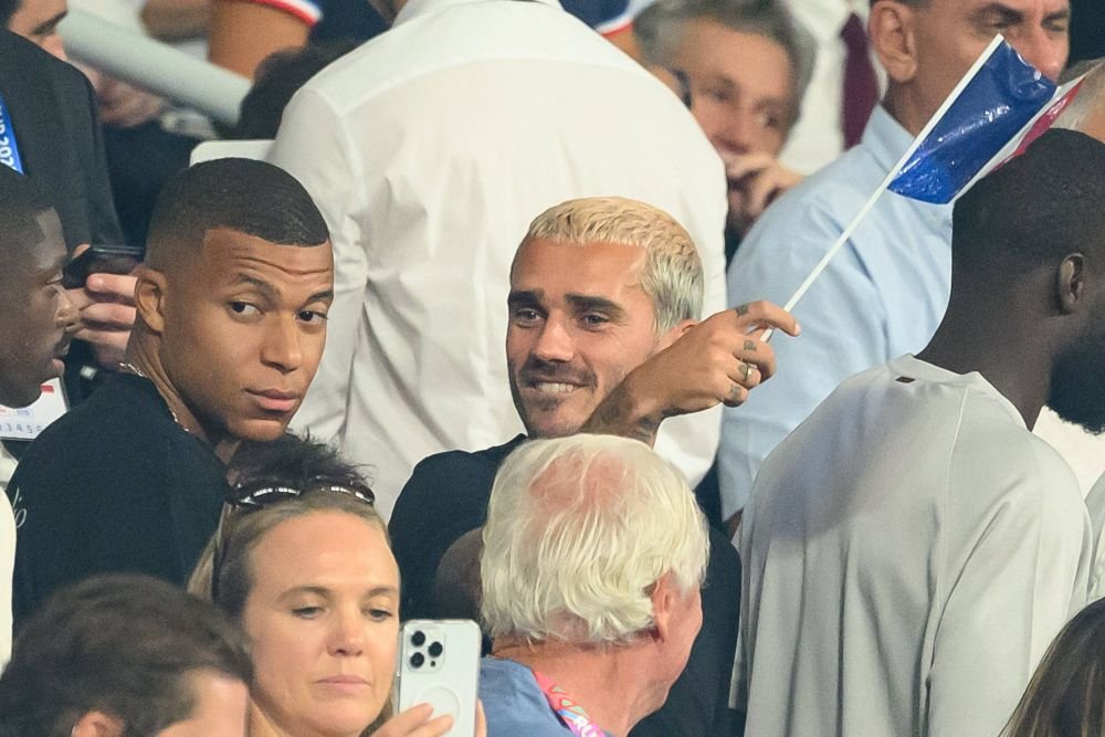 Cum au fost surprinși Mbappe și Griezmann la meciul de deschidere al Campionatului Mondial de rugby_7