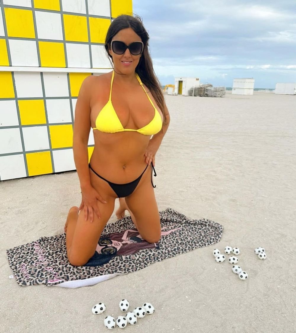 Cea mai sexy arbitră din lume și-a etalat corpul! S-a dezbrăcat în costum de baie minuscul și a spus cu ce echipă ține_11